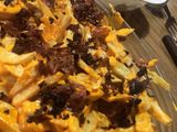 Papas con cheddar y bacon