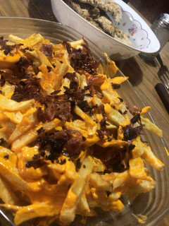 Una foto de Papas con cheddar y bacon