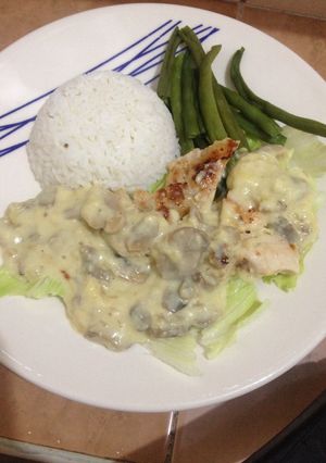 Una foto de Pollo con champiñones a la bechamel