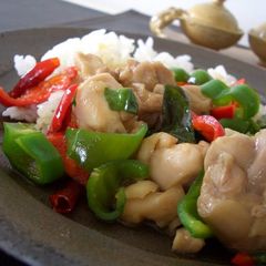 A picture of Stir-fried Chicken with Basil.