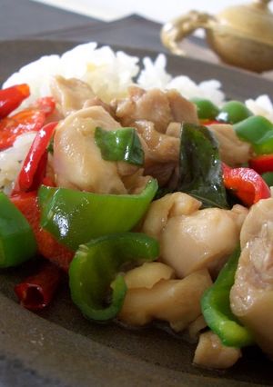 A picture of Stir-fried Chicken with Basil.