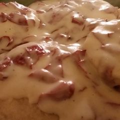 A picture of Chipped Beef with white sauce.