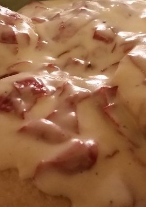 A picture of Chipped Beef with white sauce.