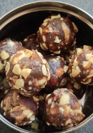 ड्राई फ्रूट लडडू (dry fruit ladoo recipe in Hindi) रेसिपी मुख्य फोटो