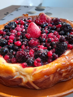 Una foto de Tarta de queso con frutos rojos🍓🍒
