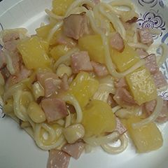 A picture of Udon pineapple and ham.