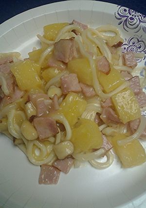 A picture of Udon pineapple and ham.