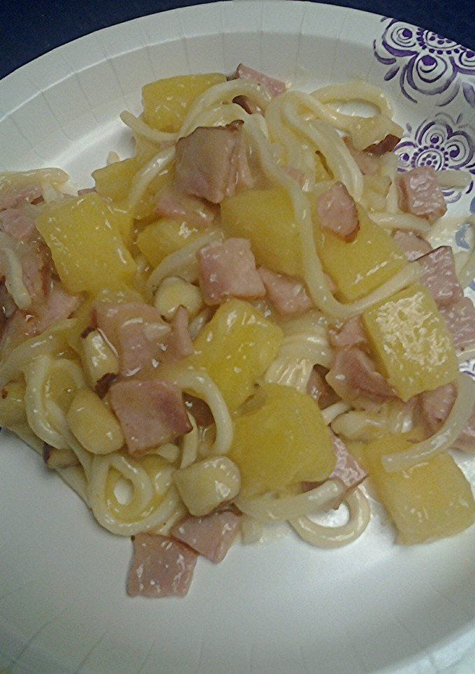 A picture of Udon pineapple and ham.