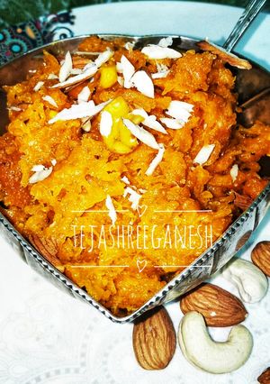 गाजर हलवा (gajar halwa recipe in marathi) रेसिपी चे मुख्य फोटो 