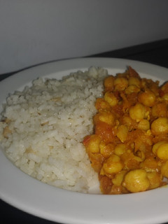 Una foto de Salteado de garbanzos con tomate