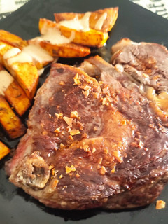 Una foto de Chuletón de ternera a la plancha con patatas rústicas al horno y mayonesa de miso y yakiniku