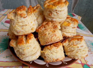 Sajtos-tepertős pogácsa recept fotója