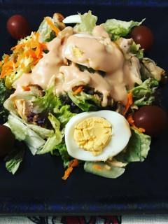 Una foto de Ensalada de pollo con salsa rosa y tomate cherry