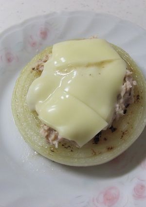 A picture of Baked Onion with Tuna and Cheese.