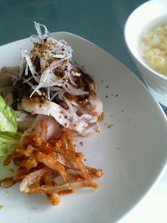 A picture of Juicy Boiled Chicken in a Rice Cooker.