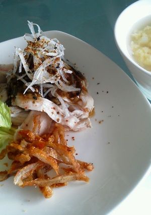 A picture of Juicy Boiled Chicken in a Rice Cooker.