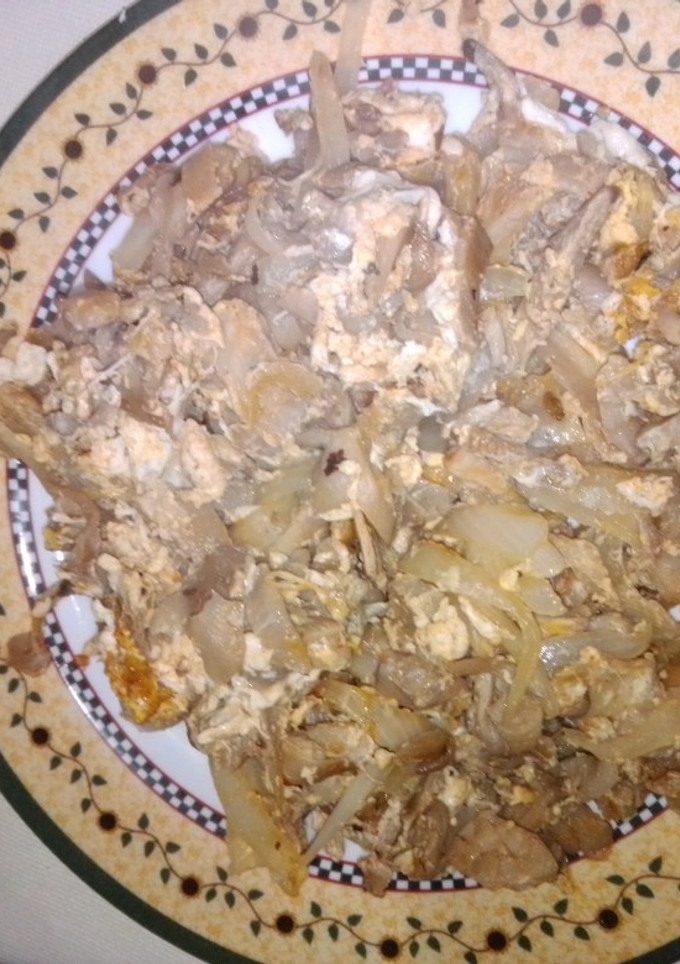Una foto de Revuelto de setas con jengibre, albahaca y pimentón