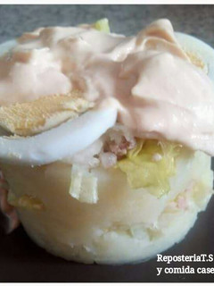 Una foto de Patatas cocidas con un toque de salsa rosa