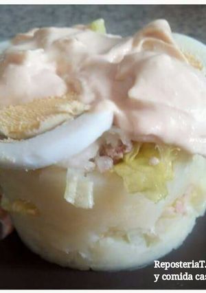 Foto principal de Patatas cocidas con un toque de salsa rosa