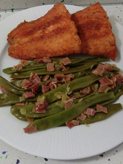 Una foto de Salmón frito y judías verdes salteadas con jamón