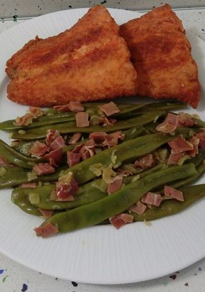 Foto principal de Salmón frito y judías verdes salteadas con jamón