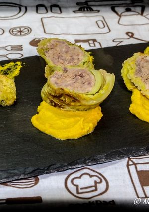 Foto di Involtini di verza su vellutata di verza alla curcuma e zafferano