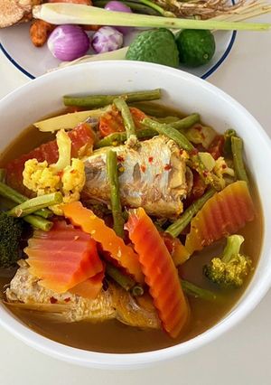A picture of Kang - Som, Sour Soup Papaya With Ornate Threadfin Bream.