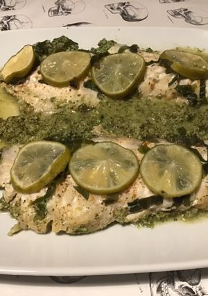 Une photo de Filets de dorade en sauce verte, ail des ours et citron vert