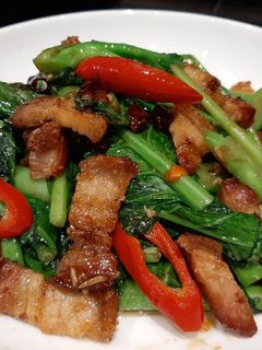 รูปของ คะน้าผัดหมูกรอบพริกแห้ง รีดน้ำมันจนหมูแห้งกรอบ หอมกลิ่นพริกแห้ง