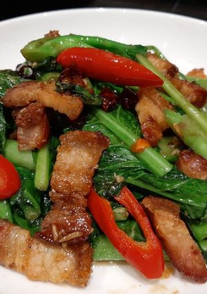 รูปของ คะน้าผัดหมูกรอบพริกแห้ง รีดน้ำมันจนหมูแห้งกรอบ หอมกลิ่นพริกแห้ง