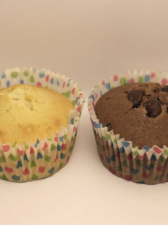 A picture of Easy Vanilla and chocolate cupcakes.