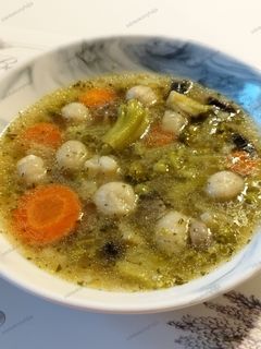 Brokkoli, karfiolleves, burgonya gombóccal gluténmentesen recept fotója