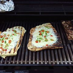 A picture of Grilled smoked pizza.