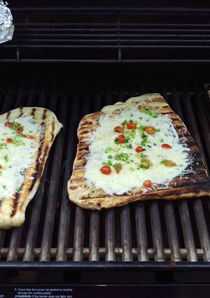A picture of Grilled smoked pizza.
