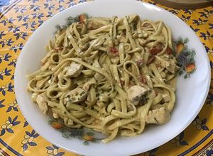 Une photo de Tagliatelles au poulet tomates et sauce roquefort