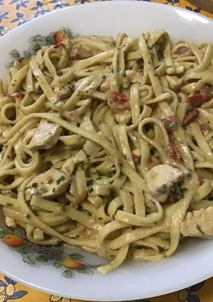Une photo de Tagliatelles au poulet tomates et sauce roquefort