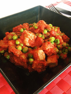 Una foto de Atún con tomate y guisantes