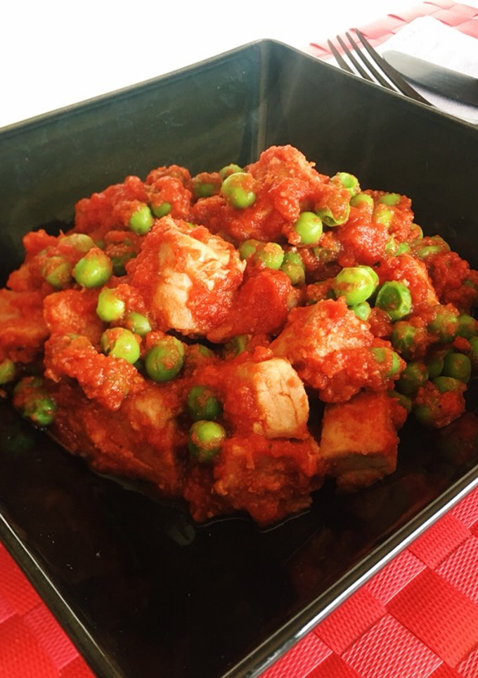 Una foto de Atún con tomate y guisantes