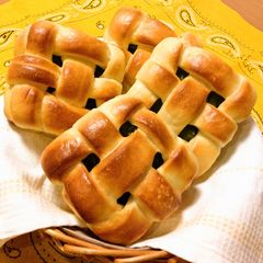 A picture of Braided Bread Filled with Sweetened Beans.