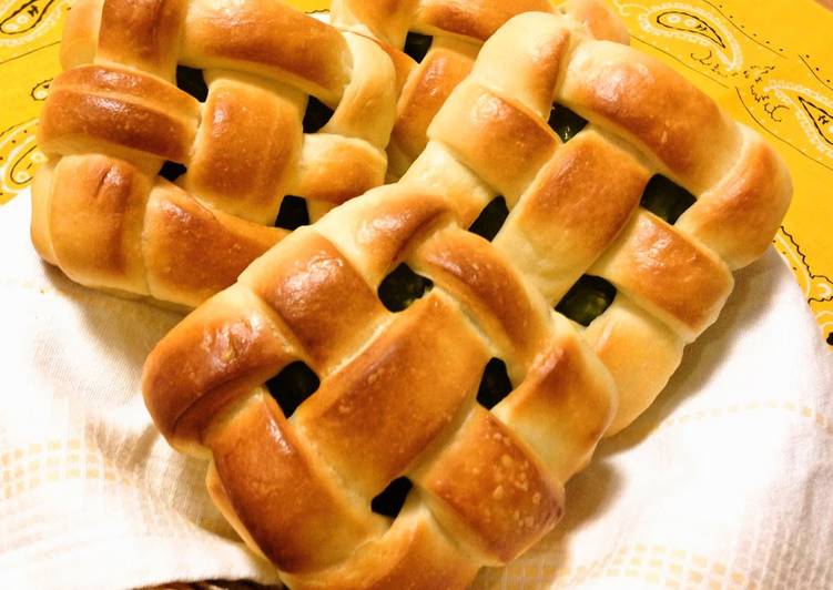 Braided Bread Filled with Sweetened Beans