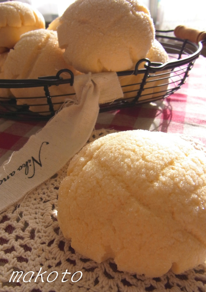 A picture of Crispy Melon Bread.