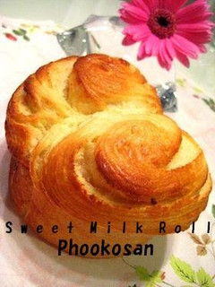 A picture of Vanilla Milk Rolls Using a Creamy Insert Sheet.
