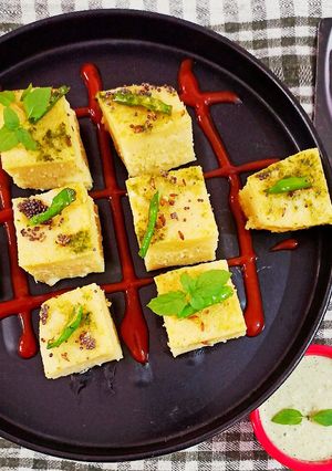 मिंट गार्लिक फ्लेवर्ड ढोकला (Mint garlic flavoured dhokla recipe in Hindi) रेसिपी मुख्य फोटो