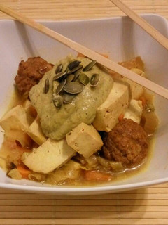 Una foto de 🔥Guiso de tofu y seitán con crema de brócoli (picante🔥)