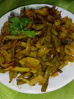ग्वार आलू का सूखा सब्जी (Gwar aloo ka sukha sabzi recipe in Hindi) रेसिपी मुख्य फोटो
