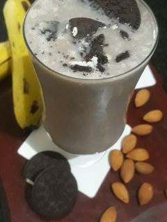 ओरियो बनाना मिल्क शेक (oreo banana milk shake recipe in Hindi) रेसिपी मुख्य फोटो