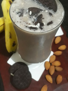 ओरियो बनाना मिल्क शेक (oreo banana milk shake recipe in Hindi) रेसिपी मुख्य फोटो