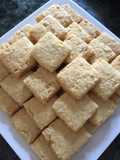 1 • Biscottini salati di mandorle, parmigiano e mais