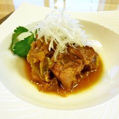 A picture of Easy Pork Shoulder Kakuni (Simmered Pork Cubes) with Leeks.