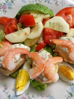 Una foto de LOCOS CON CAMARONES Y ADEREZO DE ALCAPARRA CON ACEITUNAS. JON STYLE